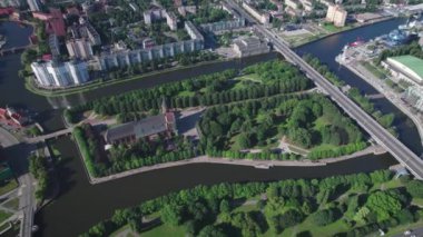 Hava görüntüsü. Kaliningrad şehrinin manzarası, yaz güneşli bir gün..