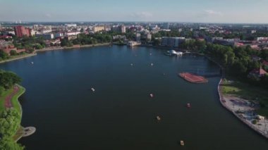 Hava görüntüsü. Kaliningrad 'daki üst gölde yaz tatili..