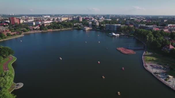 Vista aérea. Dia de folga de verão no lago superior na cidade de Kaliningrado. — Vídeo de Stock