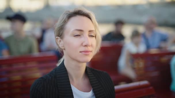 Portret van een aantrekkelijke vrouw. Water excursie met de openbare veerboot. — Stockvideo