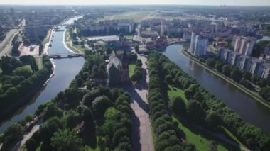 Hava görüntüsü. Konigsberg Katedrali ve çevredeki park. Kalininingrad, Rusya 'da bir şehir..