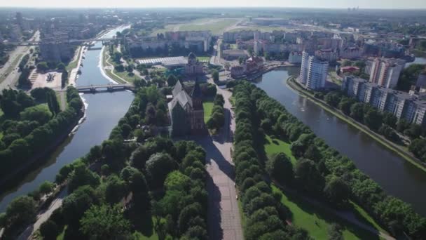 Letecký pohled. Katedrála v Konigsbergu a park v okolí. Kaliningrad, město v Rusku. — Stock video