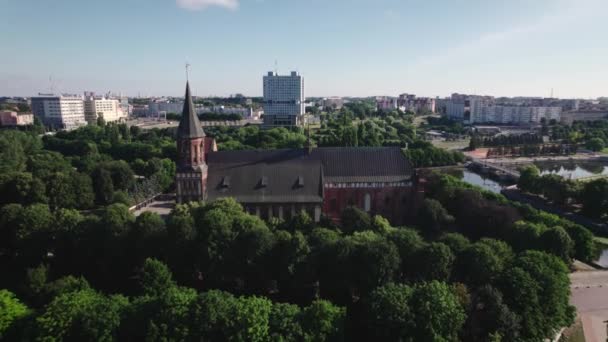 Vista aérea. Catedral de Konigsberg, e o parque ao redor. Kaliningrado, uma cidade na Rússia. — Vídeo de Stock