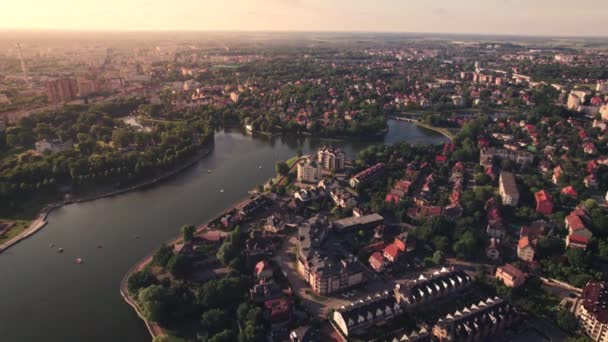 Vue aérienne. Journée d'été sur le lac supérieur dans la ville de Kaliningrad. — Video
