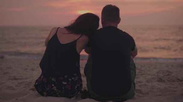 Coppia romantica al tramonto. Un uomo e una donna sono vicino al mare. — Video Stock