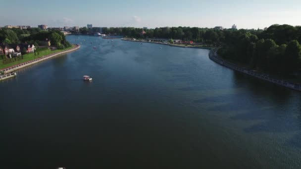 Flygfoto. Sommardag ledig på övre sjön i staden Kaliningrad. — Stockvideo