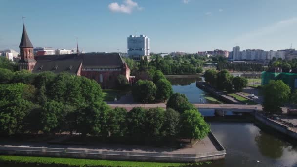 Vista aérea. Catedral de Konigsberg, y el parque alrededor. Kaliningrado, una ciudad en Rusia. — Vídeo de stock