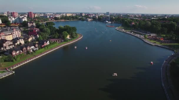 Flygfoto. Sommardag ledig på övre sjön i staden Kaliningrad. — Stockvideo