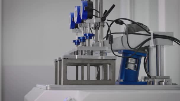 Equipamento de laboratório moderno. Aparelhos automáticos para análises. — Vídeo de Stock