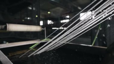 Plastik bileşiklerin çıkarılması. Parçalanmadan önce iplikler soğur..