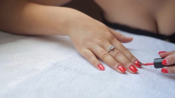 Mujer Aplicando Esmalte Uñas Rosa — Vídeos de Stock