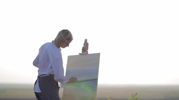 Menina Artista Pinta Quadro Com Tintas Óleo Belo Lugar Para — Vídeo de Stock