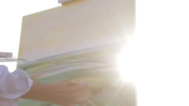 Profesyonel bir sanatçı yağlı boyalarla resim yapar..