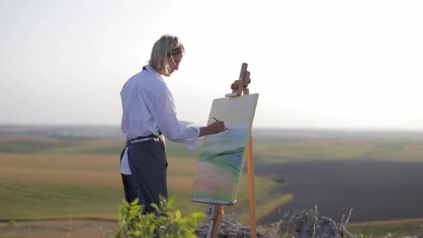 女画家用油画画一幅画. — 图库视频影像