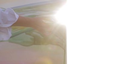 Mavi gökyüzü ve kırsal alanda bir sanatçının portresi.