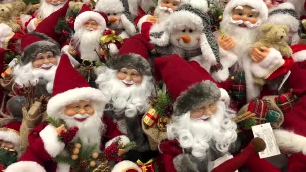 Massor av mjuka tomte leksaker. Nytt 2021. Plats för reklam — Stockvideo