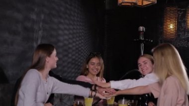 Genç bir iş ekibi zaferlerini kutluyor.