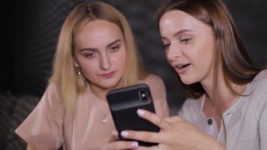 Bir grup kız akıllı telefon kullanıyor ve aktif olarak iletişim kuruyor.