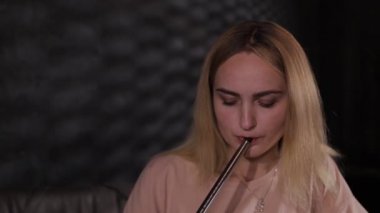 Genç bir şirket nargile içiyor ve restoranda iletişim kuruyor..