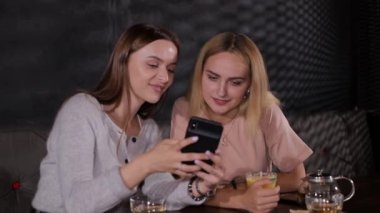 Bir grup genç akıllı telefonlarını ve aletlerini kullanıyor.