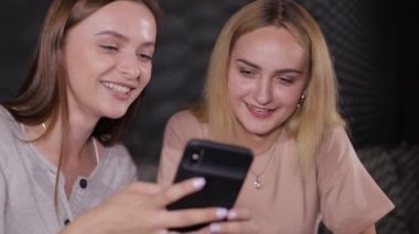 Bir grup genç akıllı telefonlarını ve aletlerini kullanıyor.