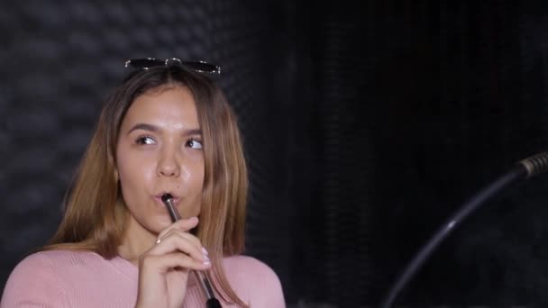 Gadis remaja merokok hookah di kafe. Nikmati liburanmu — Stok Video