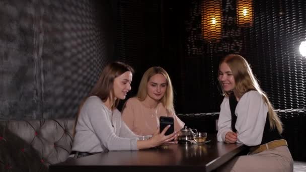 Copines parler avec des smartphones dans leurs mains — Video