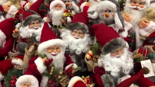 サンタクロースの柔らかいおもちゃがたくさんあります。2021年. — ストック動画