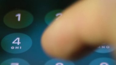 Akıllı telefondan parola yazarken çekilmiş yakın çekim videosu.