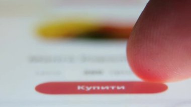 Bir adam internet sitesinden mal satın alıyor..