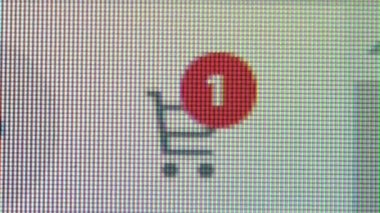 Bir adam internet sitesinden mal satın alıyor..