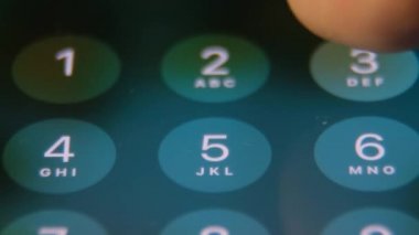 Akıllı telefondan şifre giriliyor. Telefonun LED görüntüsü çekiliyor.