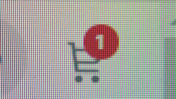 Ein Mann kauft Waren in Online-Märkten auf einer Website. — Stockvideo
