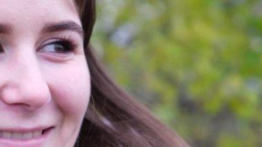 Esmer, yakından ateş ediyor. Kız kameranın önünde poz veriyor..