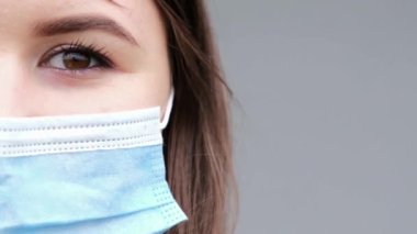 Koruyucu sağlık maskesi takmış Avrupalı bir esmerin yakın portresi