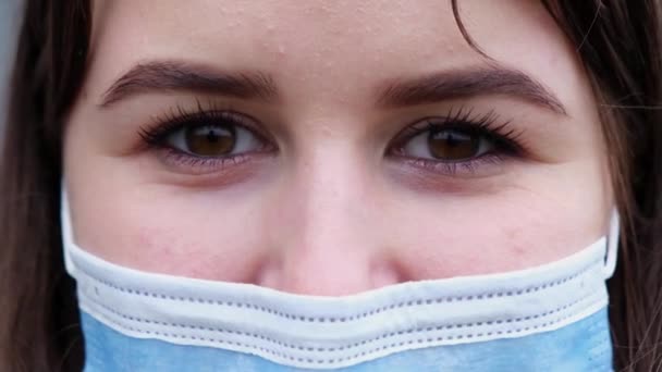 Faccia da vicino di una ragazza con una maschera medica. — Video Stock