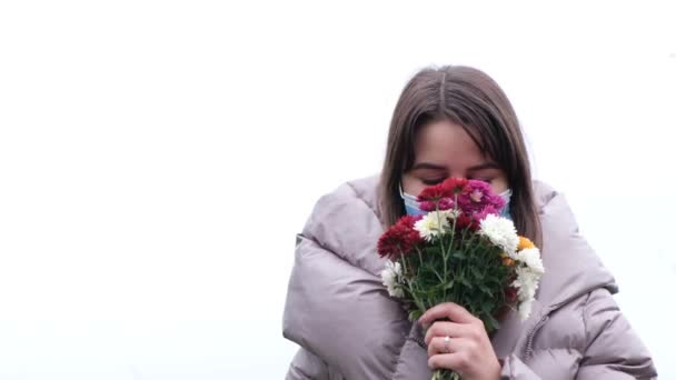 Όμορφη μελαχρινή κοπέλα κρατώντας ένα μπουκέτο λουλούδια του φθινοπώρου. — Αρχείο Βίντεο