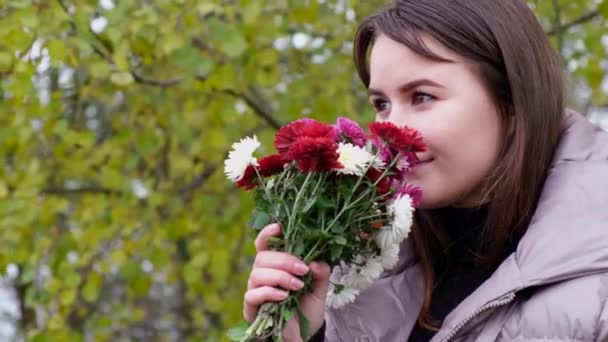 Fille avec des fleurs dans ses mains et un masque médical sur son visage — Video