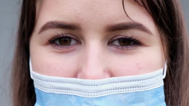 Mulher fechar-se protegendo-se com uma máscara contra a infecção pelo coronavírus. — Vídeo de Stock