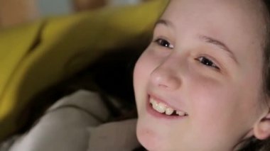 Mutlu çocuk hareketli, genç kız koristim akıllı telefon, baltalar, sosyal ağ, mesajları okumak,