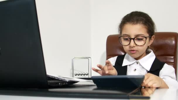 Niño feliz es móvil, chica adolescente koristim un teléfono inteligente, ejes, la red social, leer mensajes, navegar por Internet — Vídeo de stock