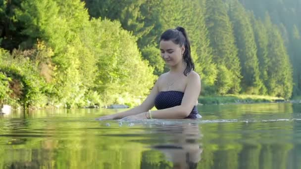 Дівчинка купалася в річці. "Лісова фея". красуня у воді. Гірська річка — стокове відео