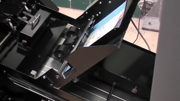 O equipamento para uma prensa em uma casa de impressão moderna. — Vídeo de Stock