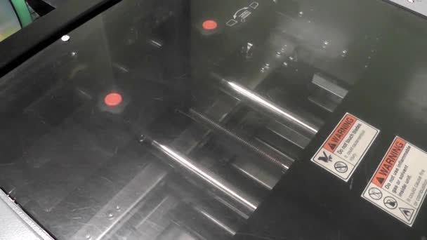 L'équipement pour une presse dans une imprimerie moderne. — Video