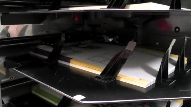 L'équipement pour une presse dans une imprimerie moderne. — Video