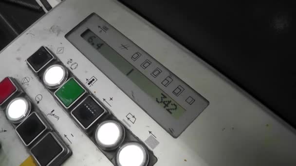 Die Ausrüstung für eine Presse in einer modernen Druckerei. — Stockvideo
