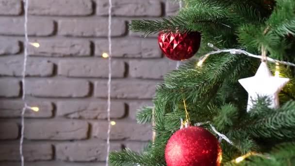 Fondo de vacaciones Feliz Año Nuevo 2021. taza y muñeco de nieve de juguete sobre fondo brillante festivo bokeh. celebrando las vacaciones de Año Nuevo, de cerca. Espacio para el texto. Cacao caliente y malvavisco — Vídeo de stock