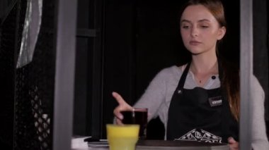 Kız bir kafede garson olarak çalışıyor..