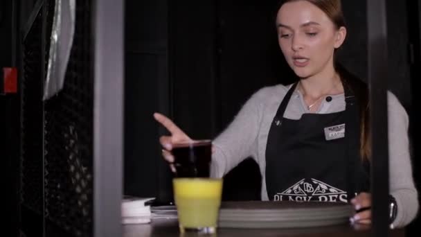 La ragazza lavora come cameriere in un caffè. — Video Stock