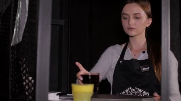 The girl works as a waiter in a cafe. — Stock Video